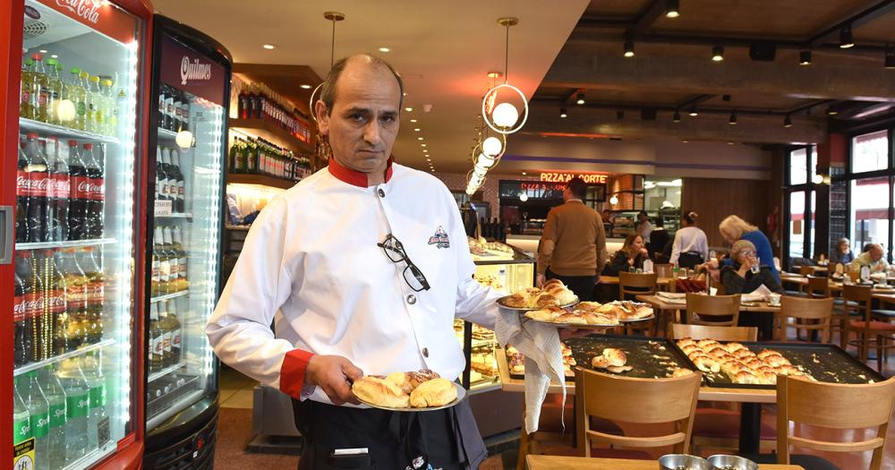 Aprendioacute de su papaacute y hoy es mozo de la icoacutenica pizzeriacutea Las Carabelas