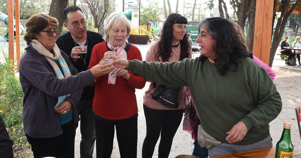 Llevoacute el ritual de la cantildea con ruda a la feria de la Plaza del Campeoacuten