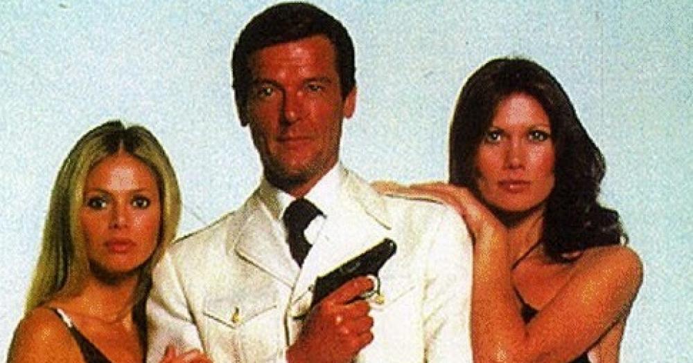 Roger Moore comos James Bond