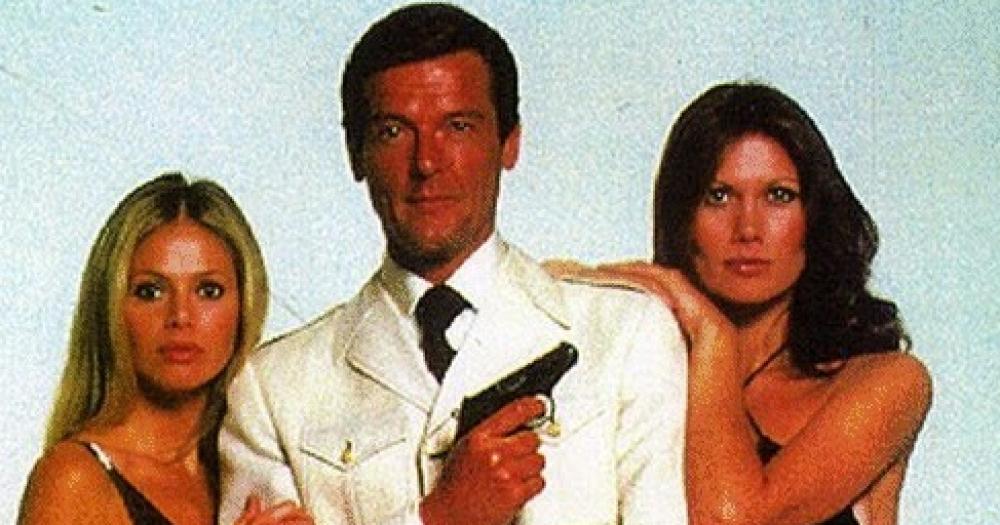 Roger Moore comos James Bond