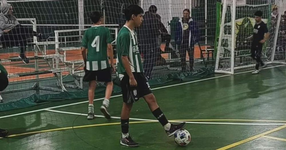 Romn juega al futsal en Banfield