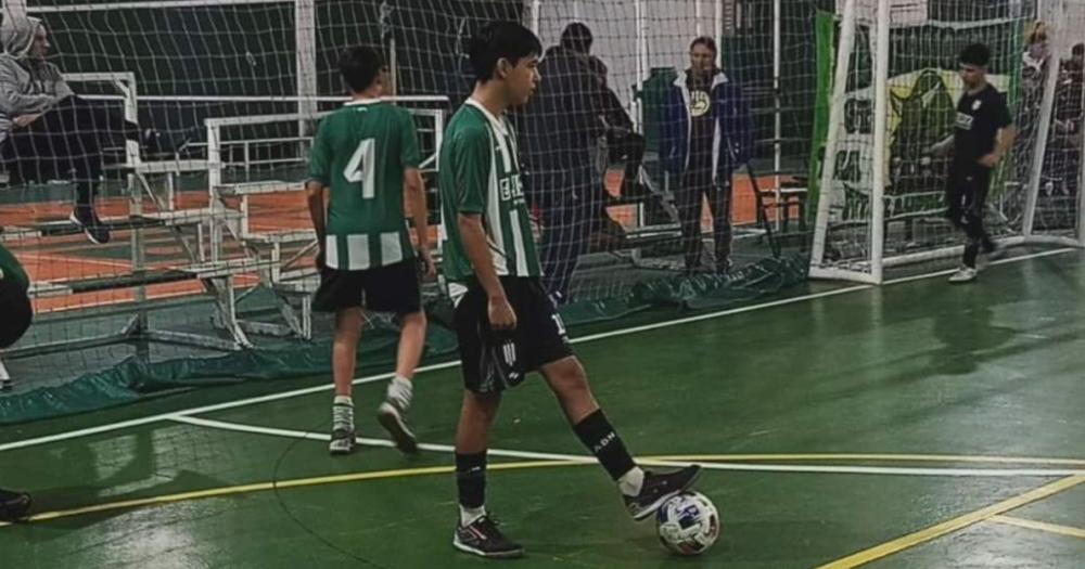 Romn juega al futsal en Banfield