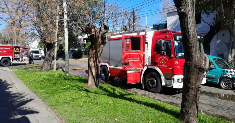 Se incendioacute una casa en Banfield- enorme nube de humo y serios dantildeos