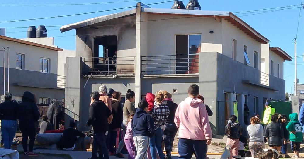 Un feroz incendio destruyoacute la casa de una familia en Fiorito