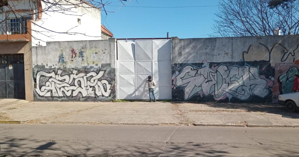 La pared siendo restaurada Pronto lucir un mural en homenaje al Padre Paco