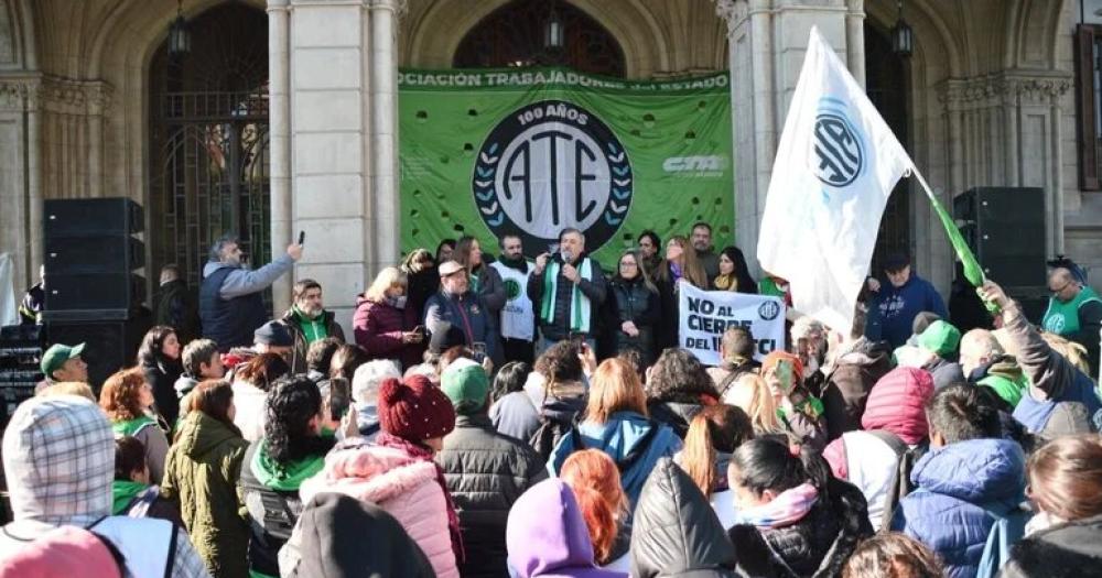 Ordenan reincorporar a estatales despedidos 