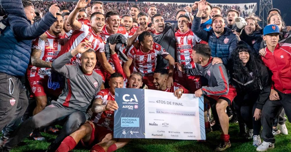 El plantel festeja con el cheque