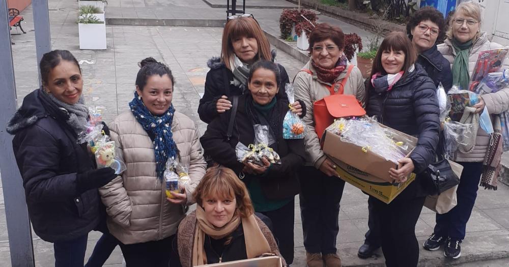 Las voluntarias felices de poder ayudar y recibir sonrisas a cambio