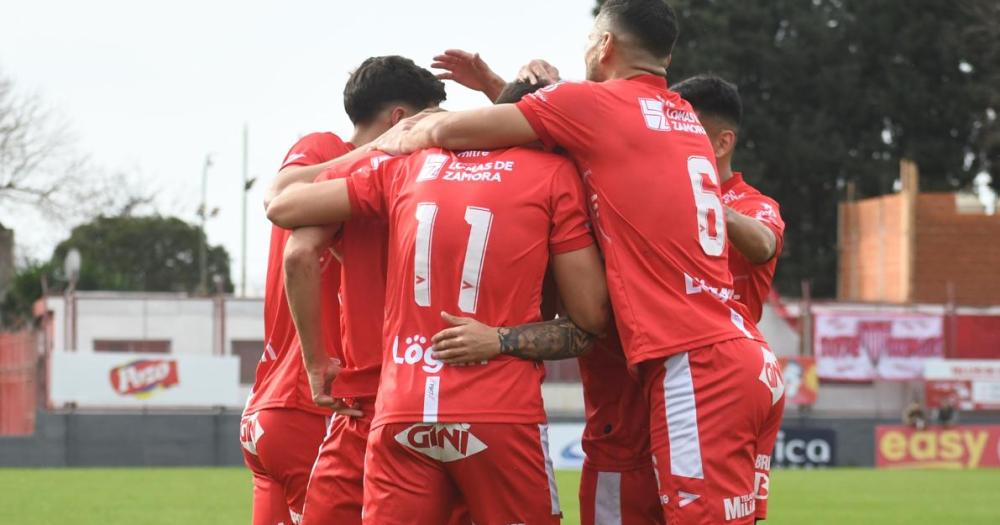 Con un gol agoacutenico Los Andes celebroacute un triunfo valioso ante San Carlos