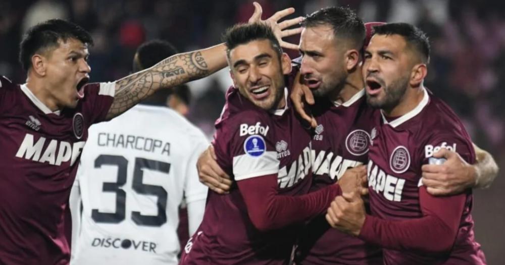 Carlos Izquierdoz anotó uno de los goles del triunfo de Lanús ante Liga de Quito