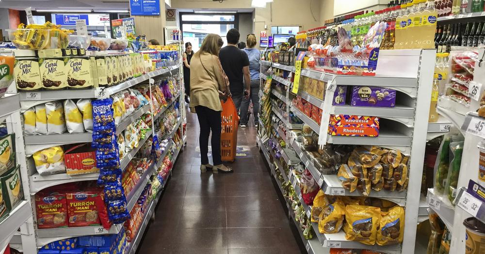 La inflación desaceleró al 4-en-porciento- en julio pero no logró perforar el piso que esperaba el Gobierno