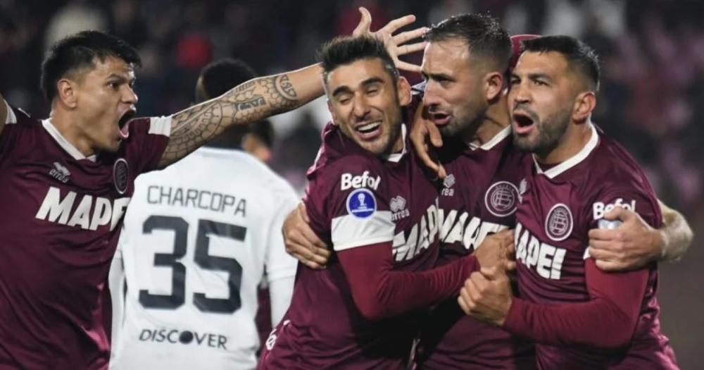 Carlos Izquierdoz anotó uno de los goles del triunfo de Lanús ante Liga de Quito