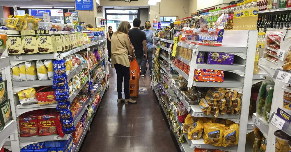 La inflación desaceleró al 4-en-porciento- en julio pero no logró perforar el piso que esperaba el Gobierno