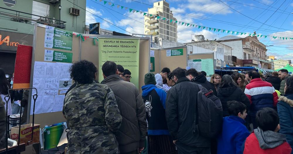 Muchos vecinos recorren los stands sobre la calle Maipú