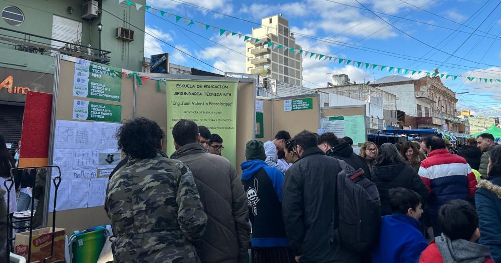 Muchos vecinos recorren los stands sobre la calle Maipú