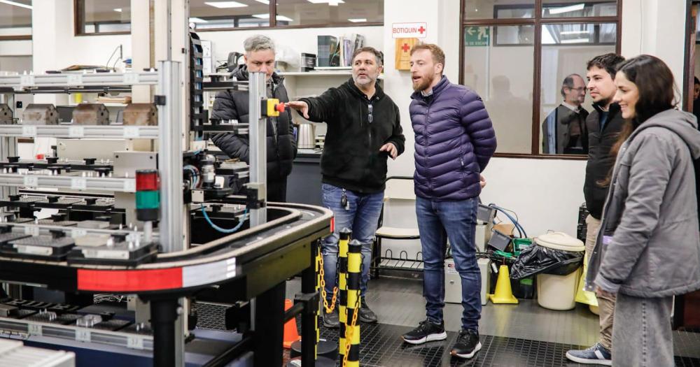 Otermín visitó la Facultad de Ingeniería de la Universidad de Lomas