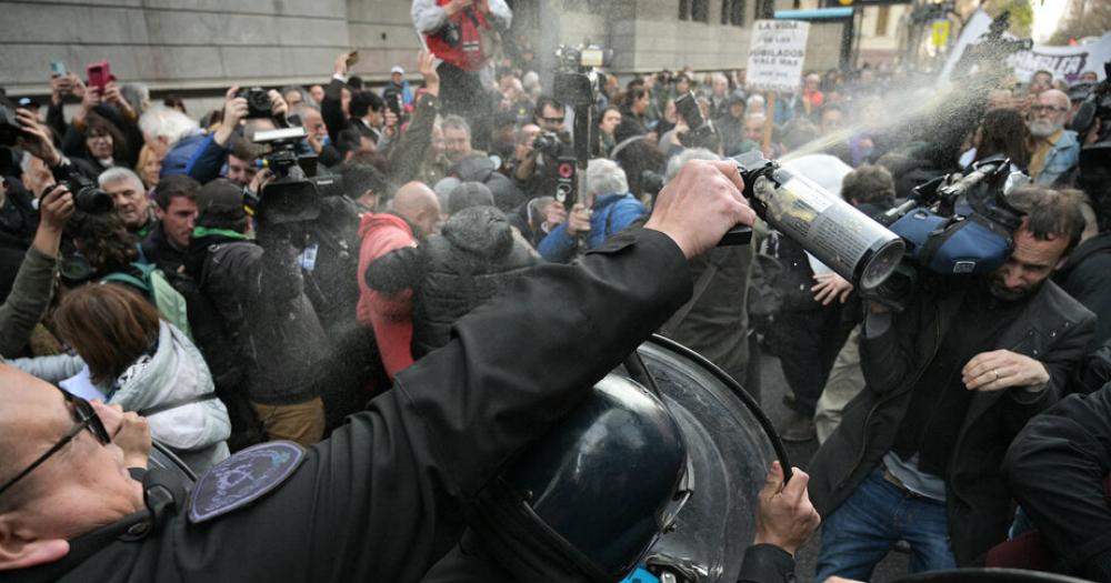 La Policía Federal avanzó con gases y palos contra los manifestantes en el Congreso