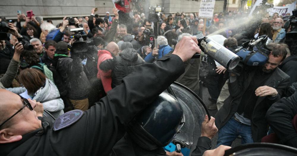 La Policía Federal avanzó con gases y palos contra los manifestantes en el Congreso