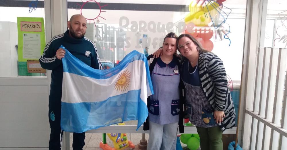 El Club Para Siempre sigue entregando banderas a instituciones educativas de Lomas