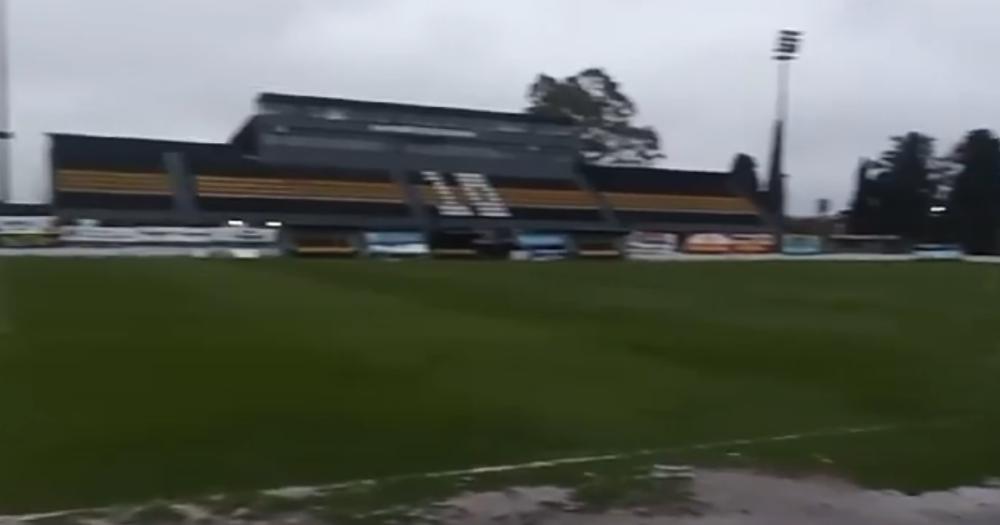 Así est el campo de juego del estadio de Almirante Brown