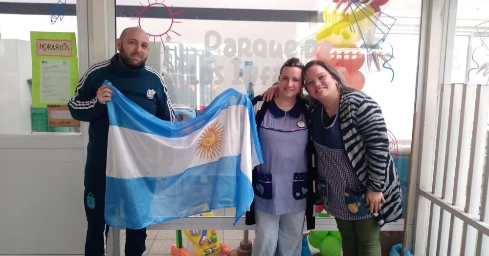 El Club Para Siempre sigue entregando banderas a instituciones educativas de Lomas