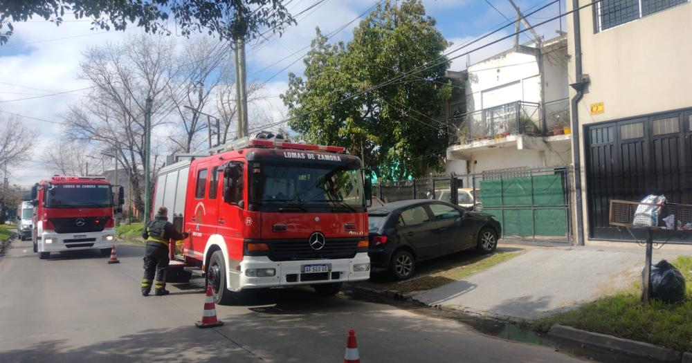 Dos dotaciones de los Bomberos de Lomas intervinieron en el lugar