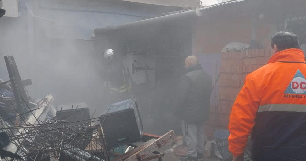 Bomberos y Defensa Civil en el lugar del incendio