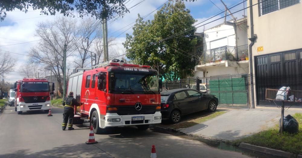 Dos dotaciones de los Bomberos de Lomas intervinieron en el lugar