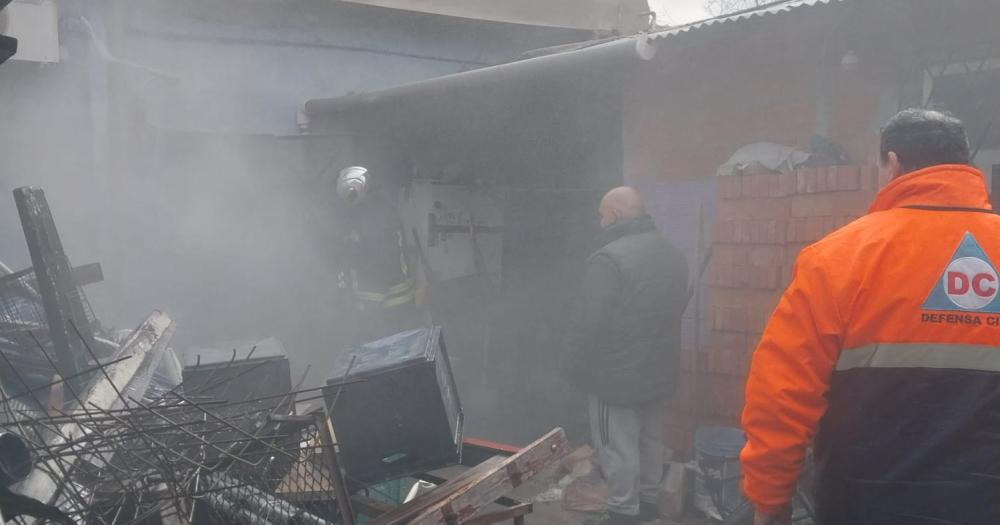 Bomberos y Defensa Civil en el lugar del incendio