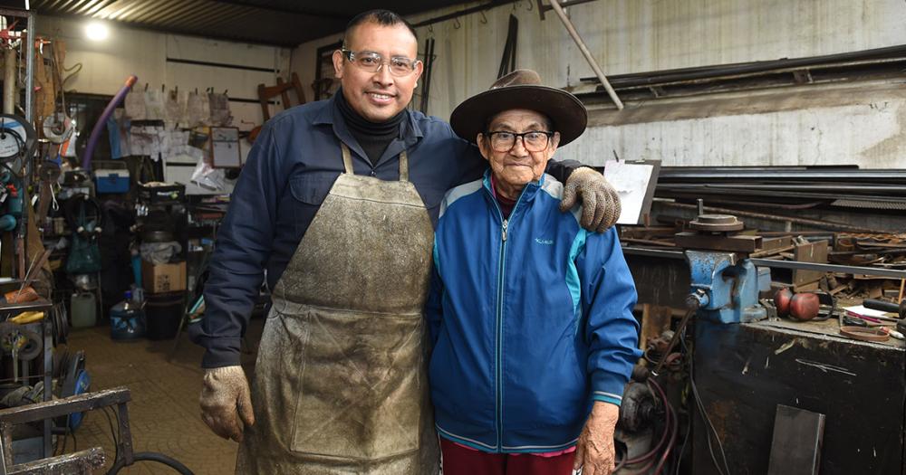 Luis junto a su madre quien llegó a Argentina el año pasado