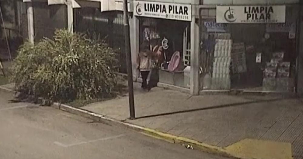 El sujeto fue visto forzando la entrada de un local