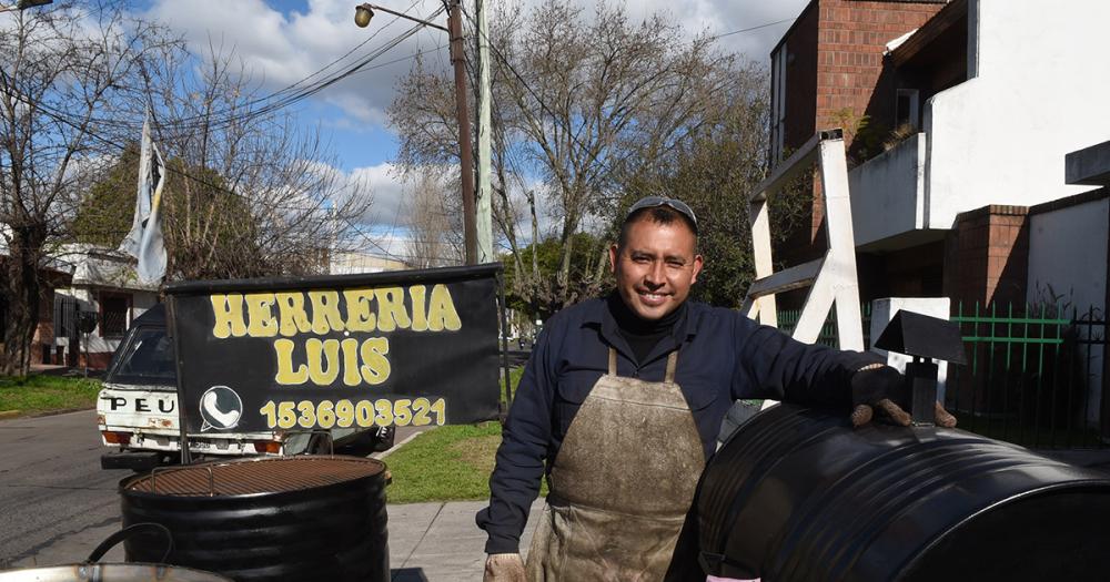 Hoy en día Luis trabaja como herrero en su casa