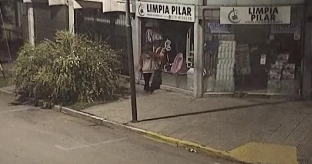 El sujeto fue visto forzando la entrada de un local