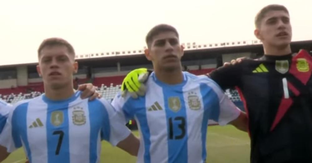 Barrientos entonando el himno argentino