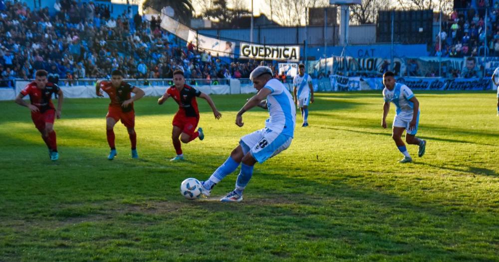 Ayunta define fuerte al medio para el 1-0 de Temperley