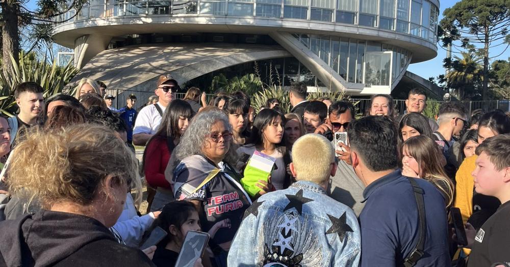 Asiacute fue la guerra de almohadones que convocoacute Furia en el Planetario