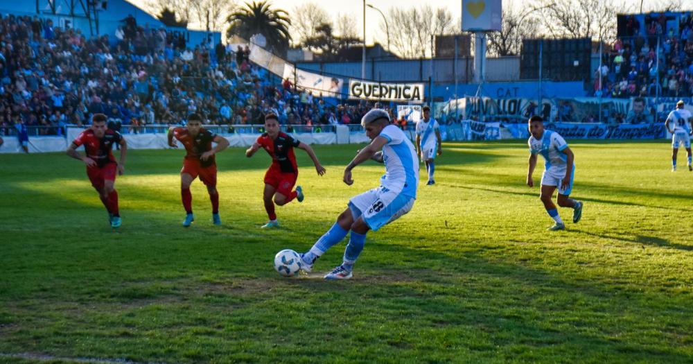 Ayunta define fuerte al medio para el 1-0 de Temperley