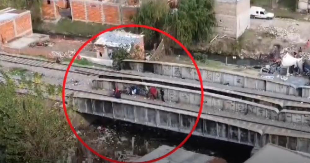 Filmaron la venta drogas en las vías del tren