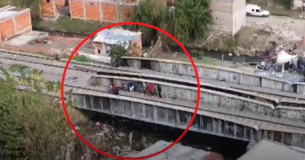 Filmaron la venta drogas en las vías del tren