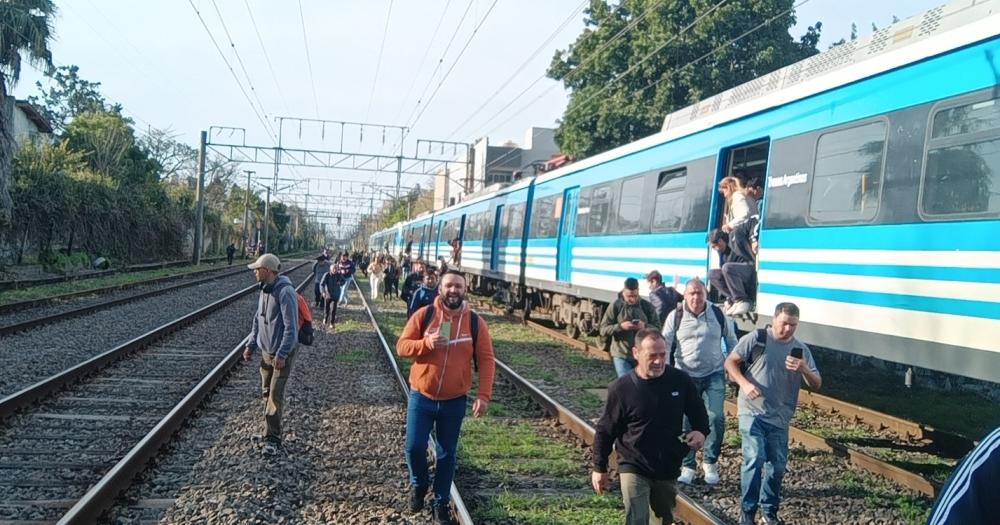 Los pasajeros tuvieron que caminar por las vías