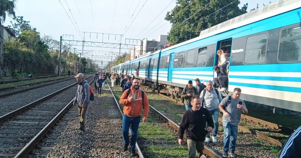 Los pasajeros tuvieron que caminar por las vías