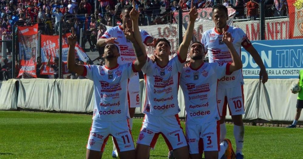 Pulicastro festeja con sus compañeros el gol del triunfo