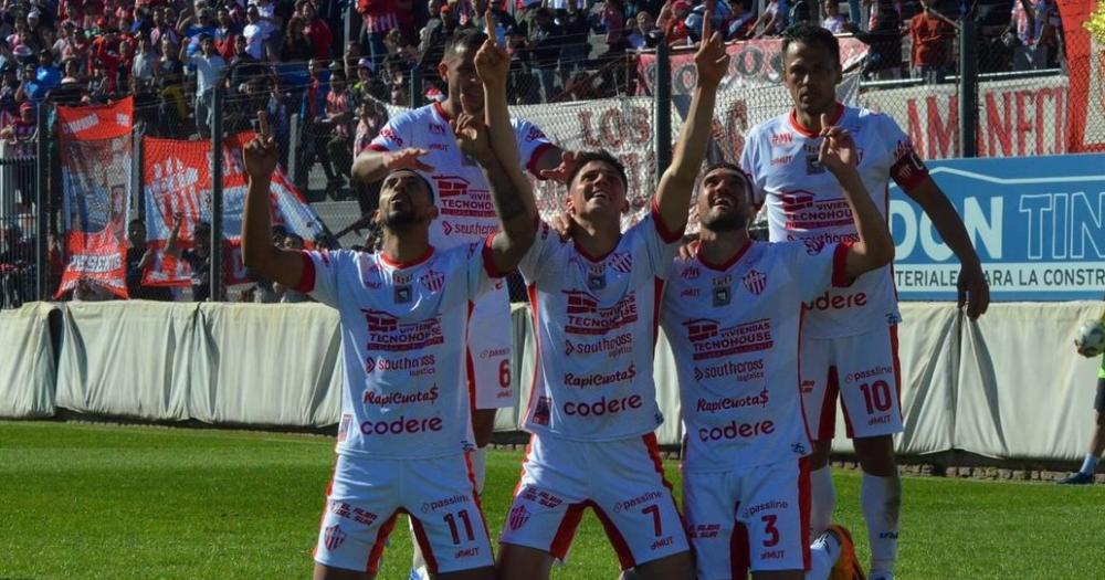 Pulicastro festeja con sus compañeros el gol del triunfo