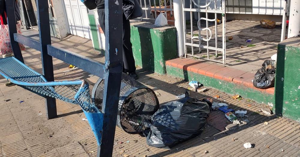 Así quedó la parada de colectivos tras el impacto