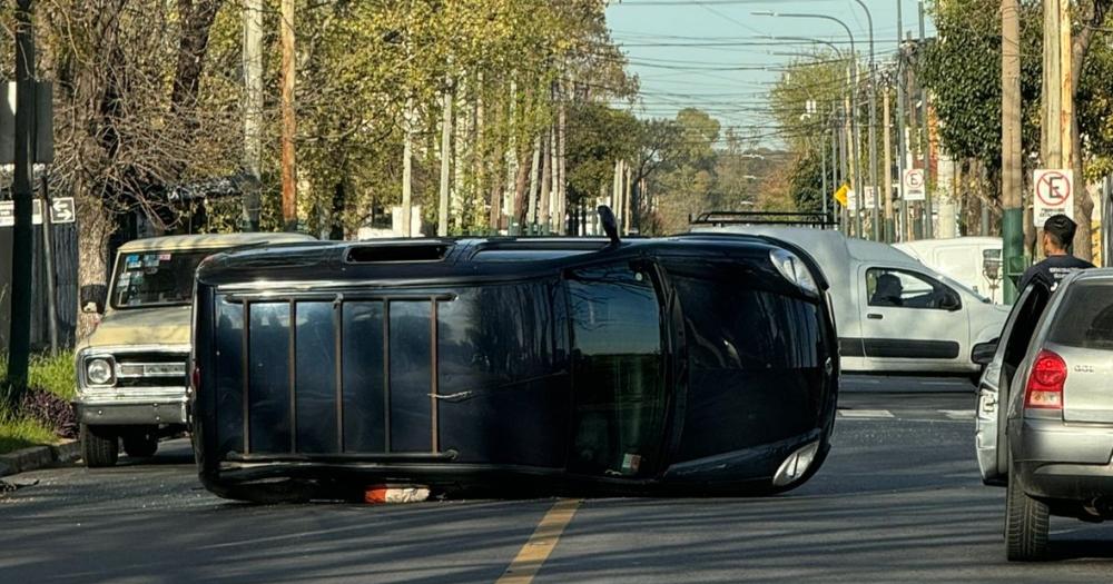 Una camioneta quedó volcada en medio de la calle