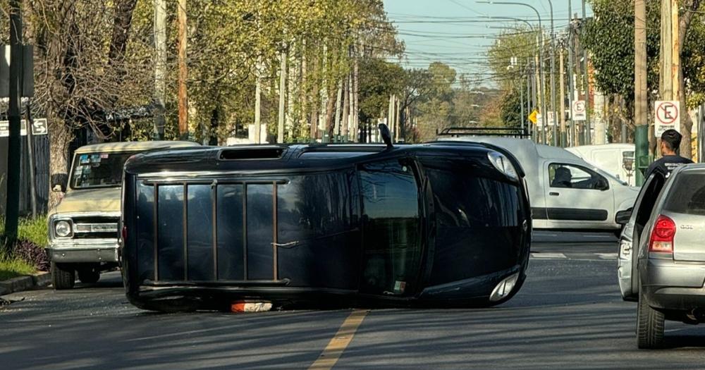 Una camioneta quedó volcada en medio de la calle