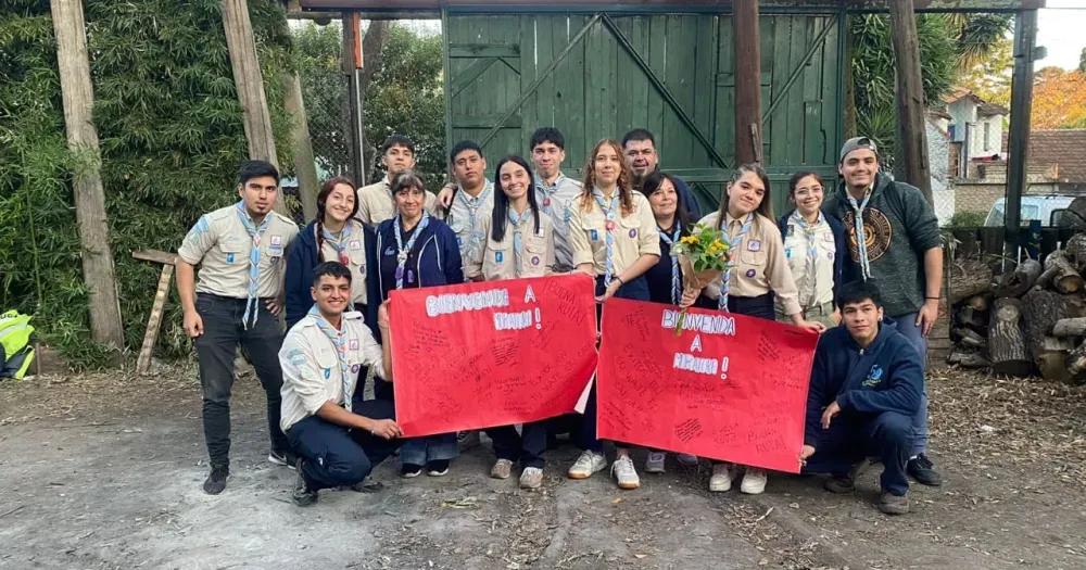 Los jóvenes muy comprometidos con la causa ayudando a los ms necesitados