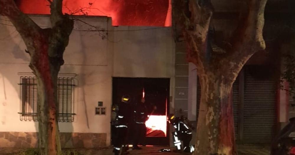 Los Bomberos de Lomas trabajando en la noche del incendio