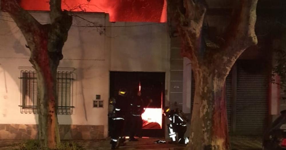 Los Bomberos de Lomas trabajando en la noche del incendio