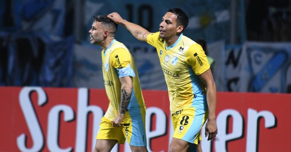 Baldunciel e Ibñez celebran el gol de Temperley